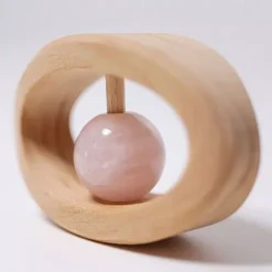 Grimm's Rammelaar-bijtring Met Rozenkwarts 9 Grimm's Rammelaar-bijtring Met Rozenkwarts -Speelgoedwinkel grimm s rammelaar bijtring met rozenkwarts 2