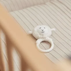 Jollein Rammelaar Lamb -Speelgoedwinkel jollein rammelaar lamb 4