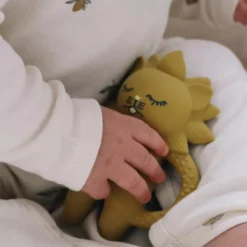 Konges Sløjd Bijtspeeltje Leeuw - Mustard -Speelgoedwinkel konges slojd bijtring leeuw