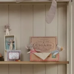 Maileg Knuffelmuis Vader En Moeder In Sigarendoosje Ruitjespyjama - 15 Cm -Speelgoedwinkel maileg knuffelmuis vader en moedermuis in sigarendoosje ruitjespyjama3