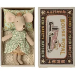 Maileg Knuffelmuis Kleine Zus - Prinses In Luciferdoosje - 10 Cm 8 Maileg Knuffelmuis Kleine Zus - Prinses In Luciferdoosje - 10 Cm -Speelgoedwinkel maileg knuffelmuis grote zus prinses2