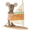 Maileg Knuffelmuis Kleine Zus - Windsurfer - 11 Cm -Speelgoedwinkel maileg knuffelmuis kleine zus windsurfer
