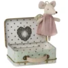 Maileg Knuffelmuis Kleine Zus In Koffertje Angel - 11 Cm -Speelgoedwinkel muis in koffertje angelq