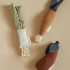 Nobodinoz Rammelaar Organic Garden - Aubergine -Speelgoedwinkel nobodinoz rammelaar organic garden aubergine 1