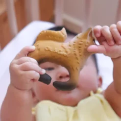 Oli & Carol Bad- & Bijtarmband Vos Rob -Speelgoedwinkel oli carol bad bijtarmband vos rob 9