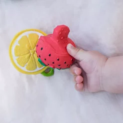 Oli & Carol Bijtspeeltje Aardbei -Speelgoedwinkel oli carol bijtspeeltje aardbei 3
