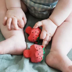 Oli & Carol Bijtspeeltje Aardbei -Speelgoedwinkel oli carol bijtspeeltje aardbei 4