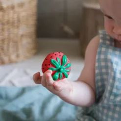 Oli & Carol Bijtspeeltje Aardbei -Speelgoedwinkel oli carol bijtspeeltje aardbei 5