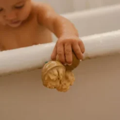 Oli & Carol Bijtspeeltje Walnoot -Speelgoedwinkel oli carol bijtspeeltje walnoot6