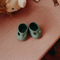 Olli Ella Dinkum Dolls Poppenschoenen - Basil Green 12 Olli Ella Dinkum Dolls Poppenschoenen - Basil Green -Speelgoedwinkel olli ella dinkum dolls poppenschoenen basil green 2
