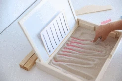 Akros 4-in-1 Tekenbord Met Zandbak -Speelgoedwinkel zandtafel akros montessori 2